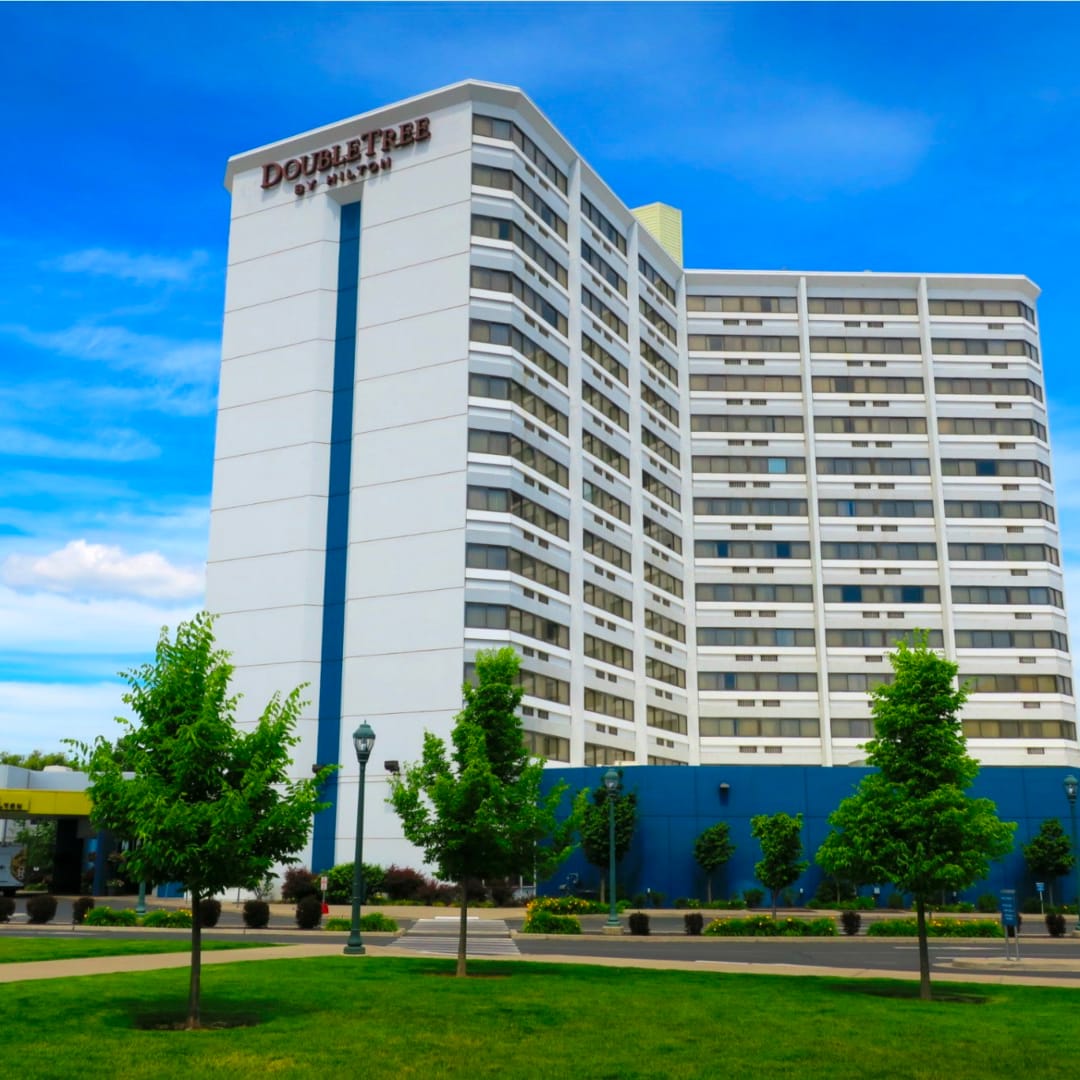 photo of the double tree hotel in spokane